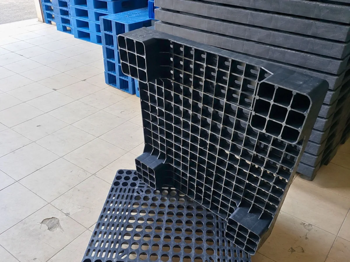 Pallet Nhựa 600x600x100mm Đen tái chế có cấu tạo chắc chắn