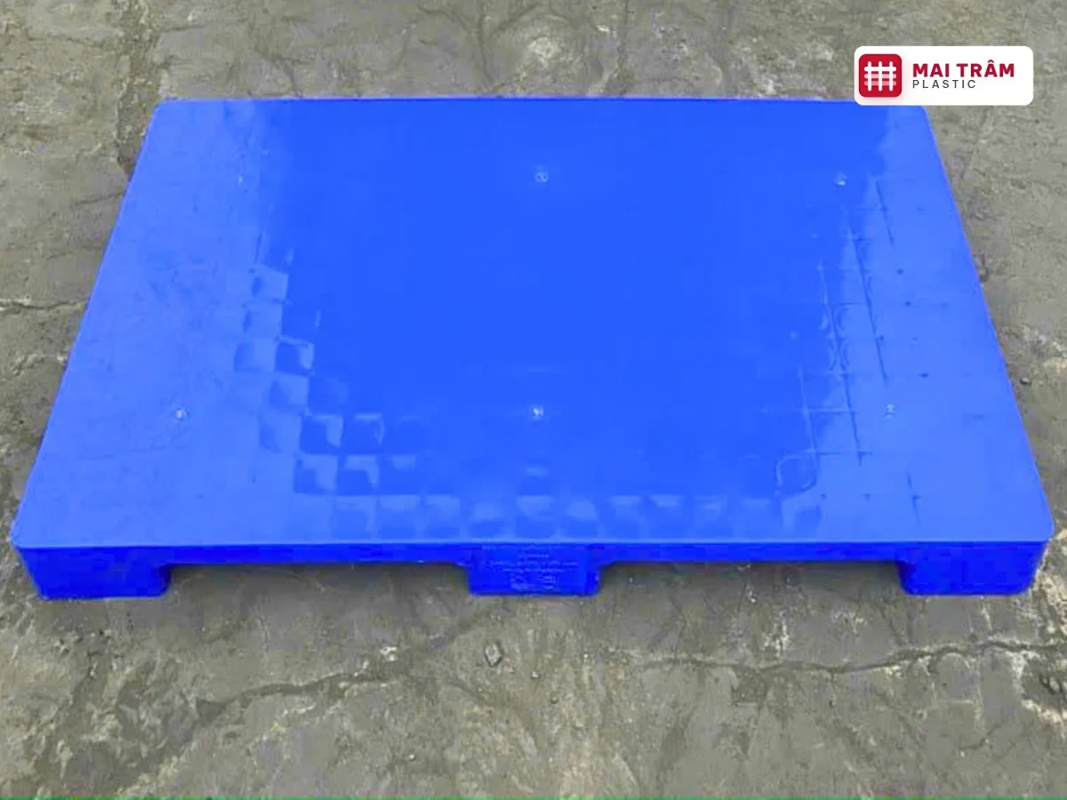 Pallet Nhựa Mặt Kín 600x1000x100mm Xanh HDPE Nguyên Sinh với thiết kế mặt kín liền khối