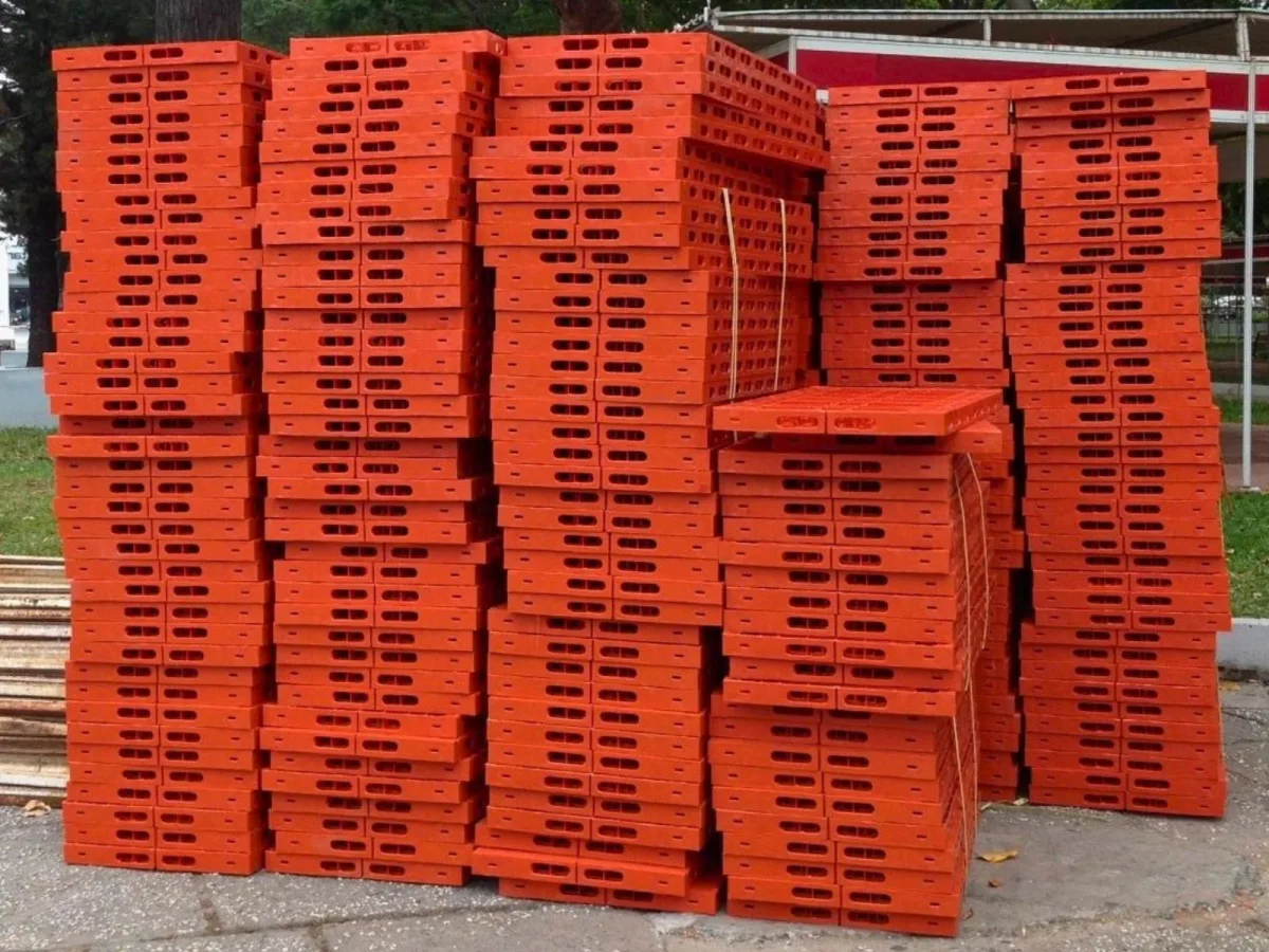 Pallet lót sàn sân khấu 500x1000x50 cam HDPE nguyên sinh