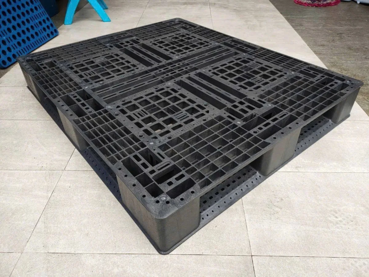 Pallet Nhựa Siêu Tải 1100x1200x150mm đen HDPE