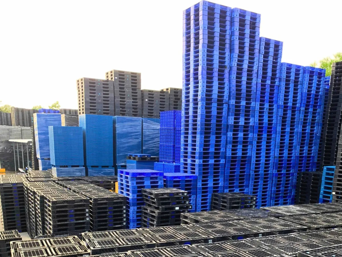 Kho hàng pallet nhựa 600x600x100mm Đen tại Mai Trâm Plastic