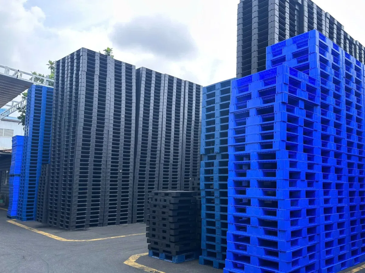 Kho hàng Pallet Nhựa 600x1000x100mm Đen HDPE tái sinh tại Mai Trâm Plastic