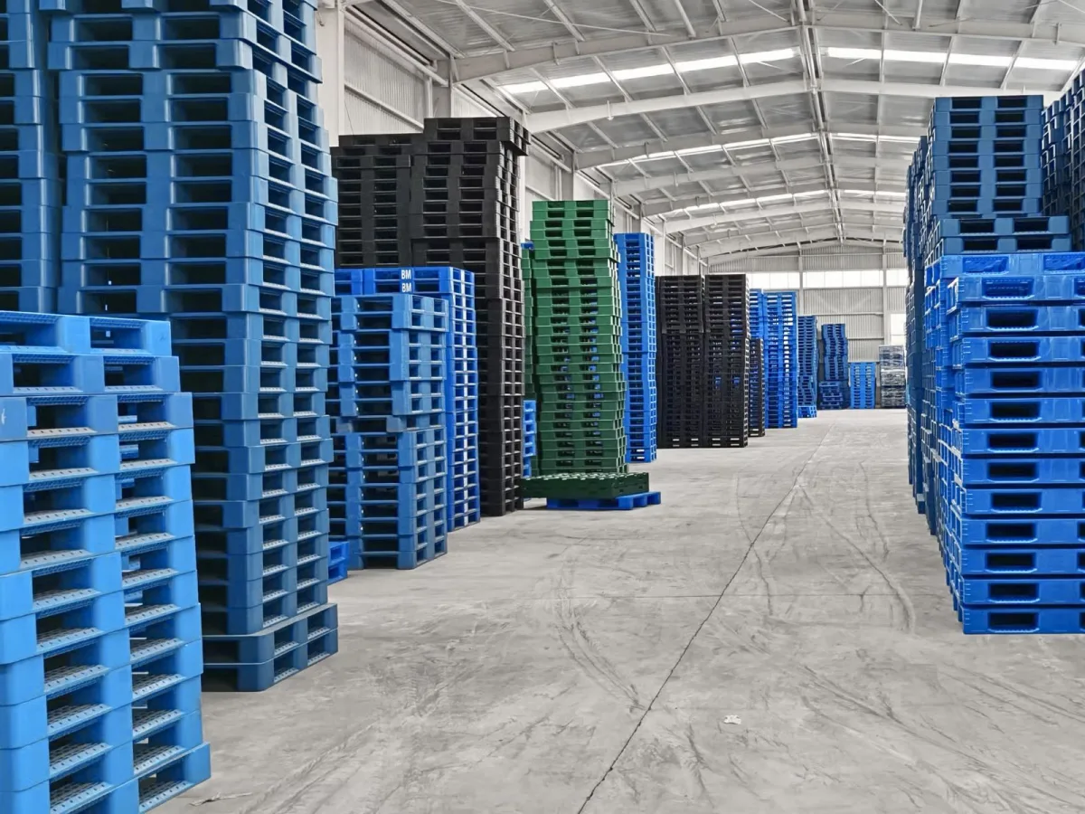 kho-Pallet-nhua-600x1000x35mm Kho hàng Ứng dụng Pallet Nhựa 600x1000x35mm đen tại Mai Trâm Plastic