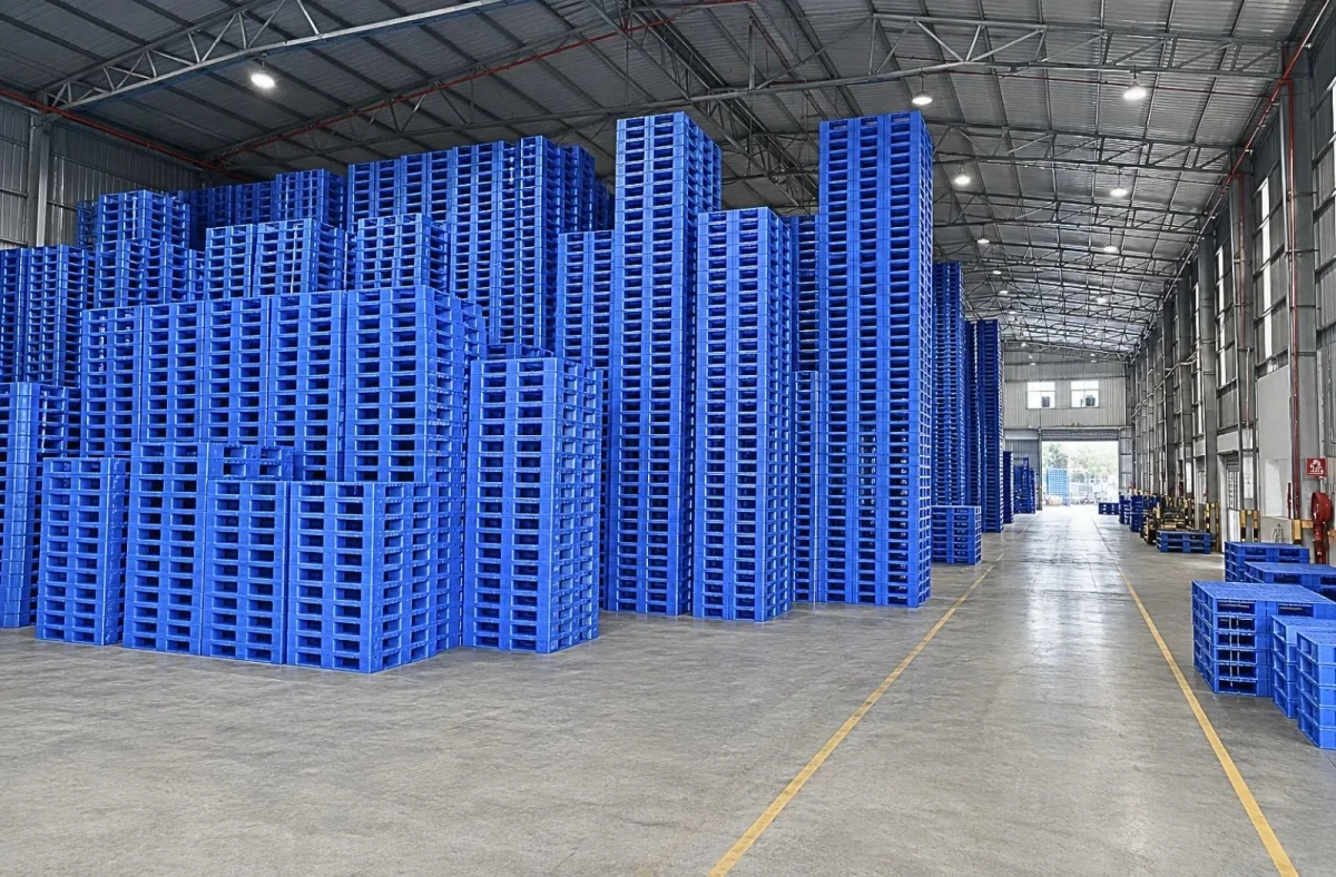 Kho hàng pallet màu xanh nhiều kích thước tại  Mai Trâm Plastics