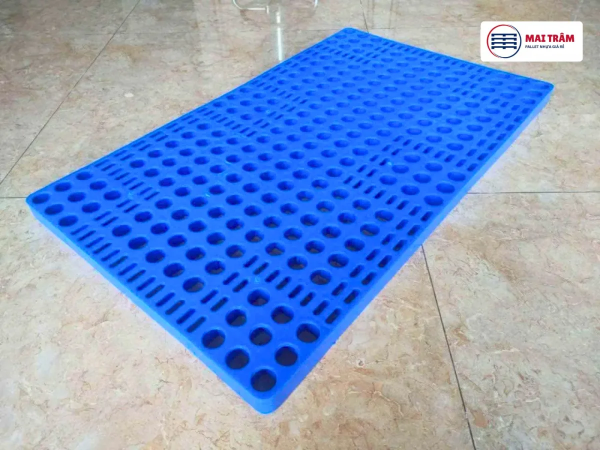 Pallet Nhựa 600x1000x35mm Xanh Dương được sản xuất từ nhựa HDPE nguyên sinh chất lượng cao