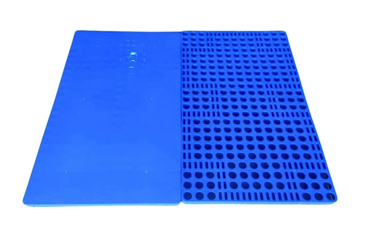 So sánh các loại pallet nhựa mỏng hở và kín với thông số kỹ thuật đặc trưng.