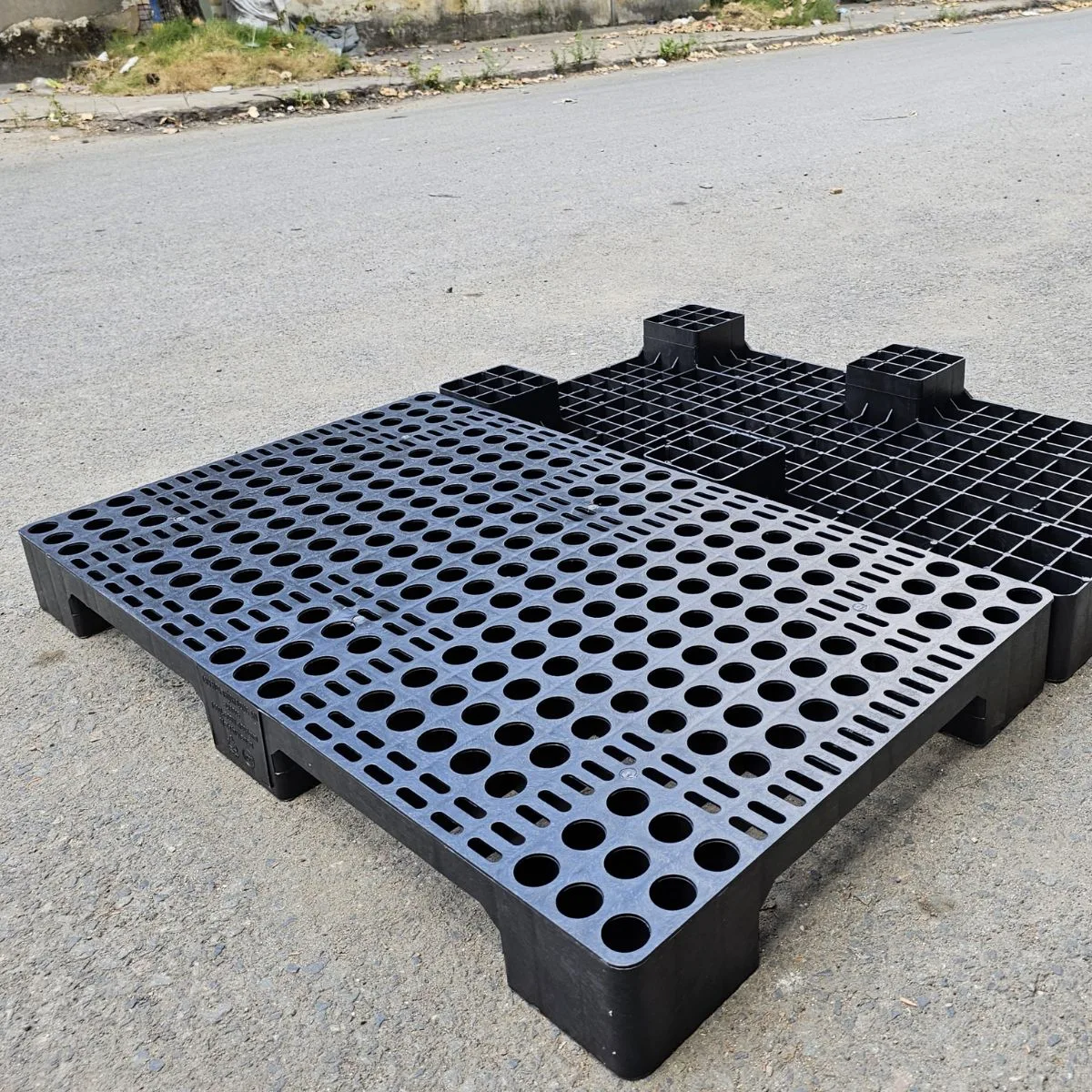 Pallet Nhựa 6 chân 600x1000x100mm Đen HDPE Tái Sinh