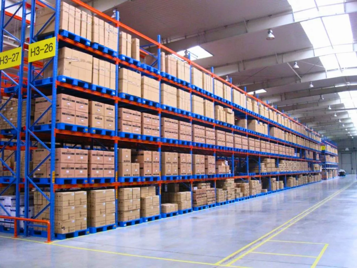 Ứng dụng Pallet Nhựa 600x1000x100mm xanh dương cho kho hàng