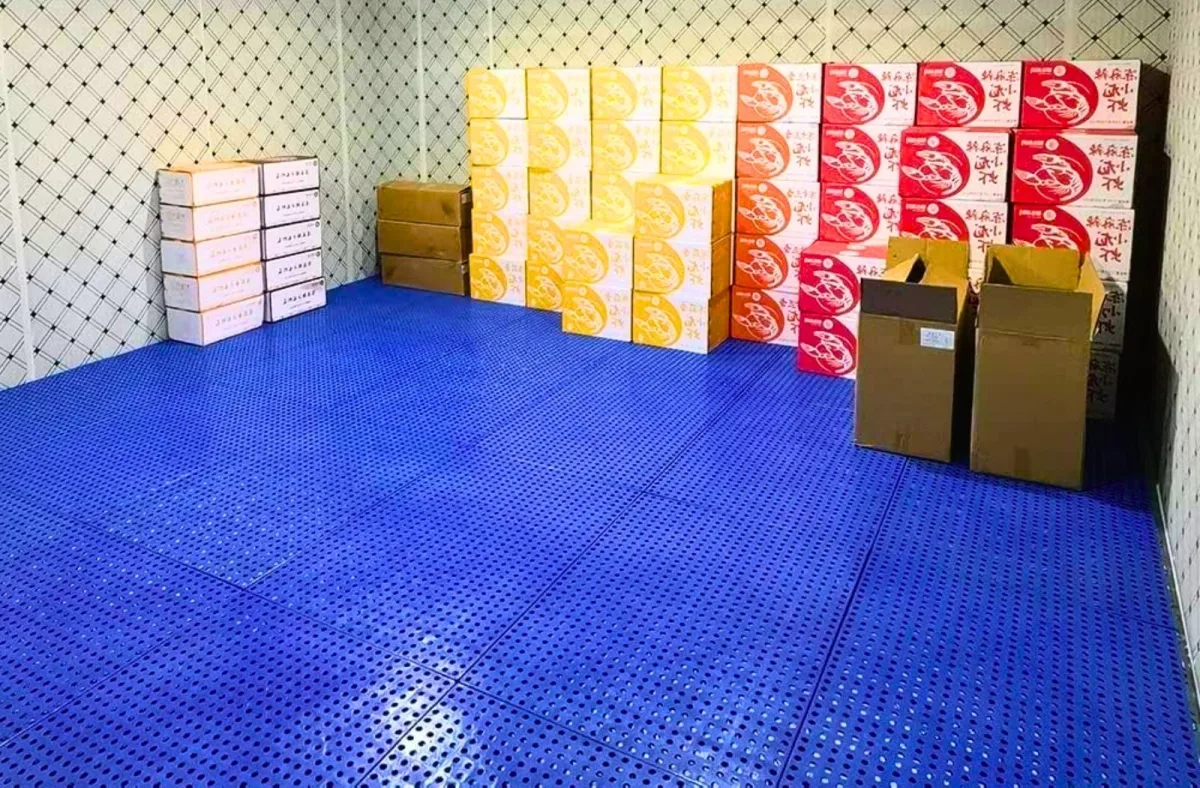 Pallet nhựa mỏng giúp tối ưu không gian và bảo quản hàng hóa trong kho bãi.