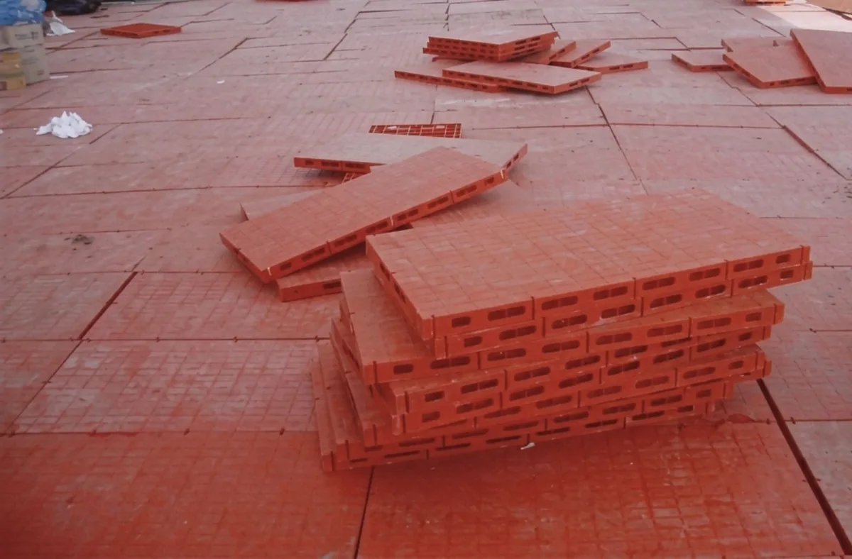 Pallet nhựa nhỏ thường làm lót sàn hoăc giúp nâng hàng hóa khỏi mặt đất, bảo vệ tối ưu khỏi ẩm mốc và mối mọt.
