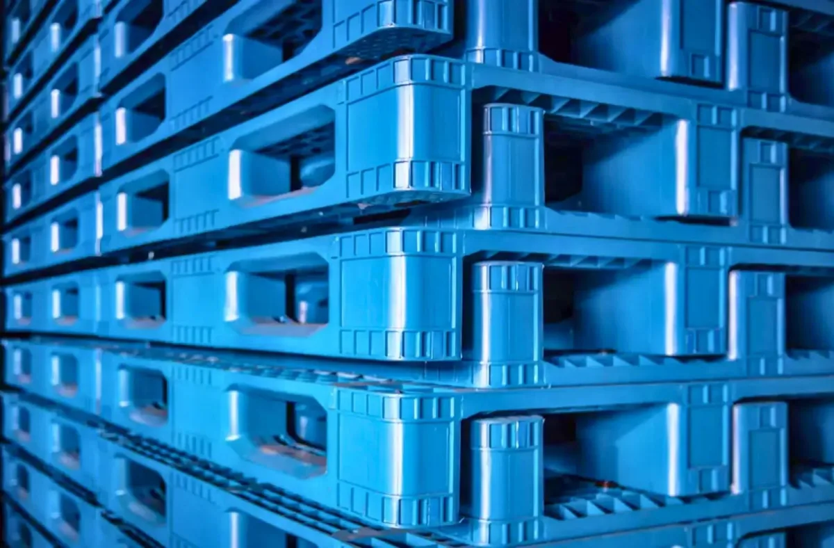 Chất liệu nguyên sinh và thiết kế gân chịu lực là hai yếu tố then chốt giúp pallet nhựa bền bỉ hơn.