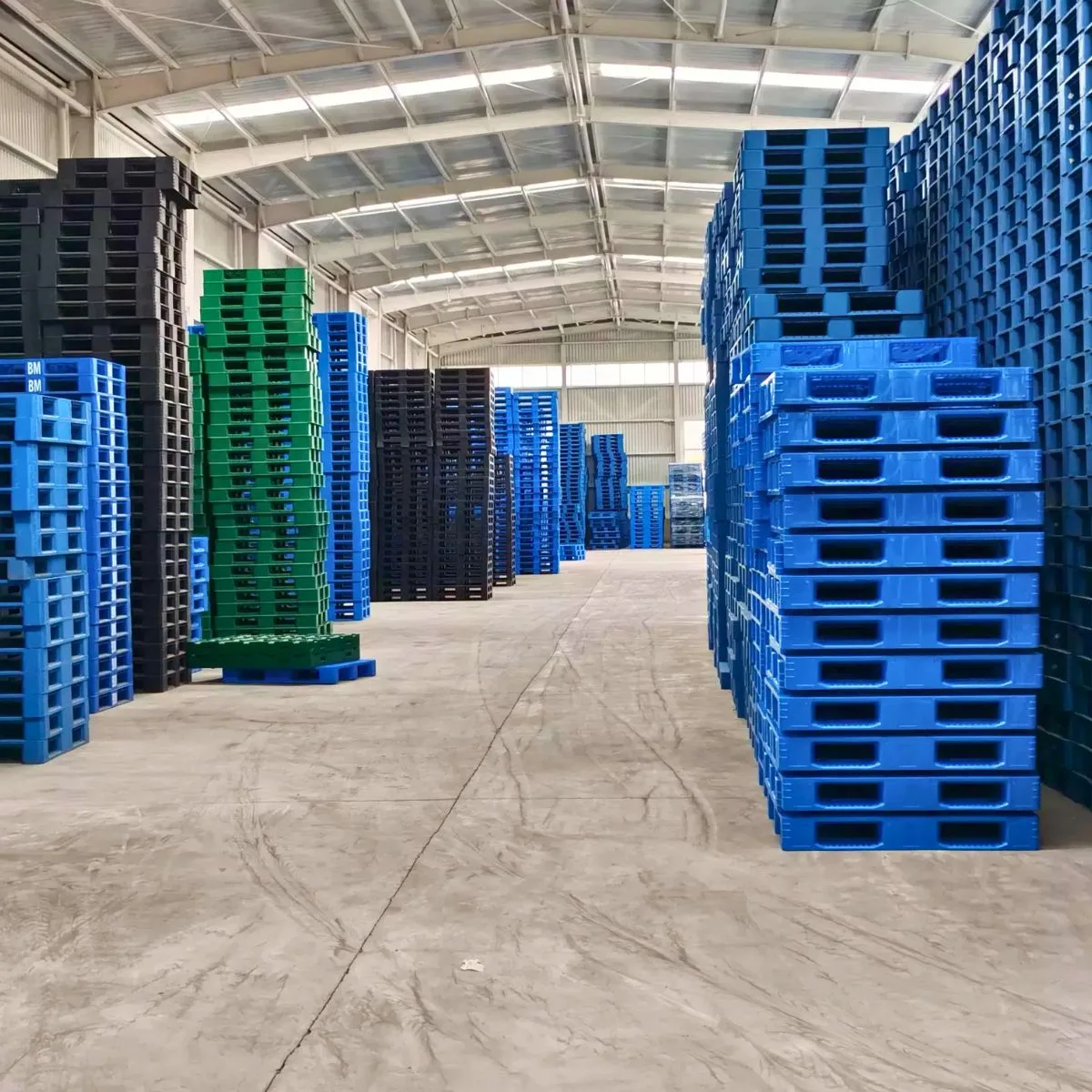 pallet nhựa chân giằng 1100x1100x150mm 2000kg xanh & đen