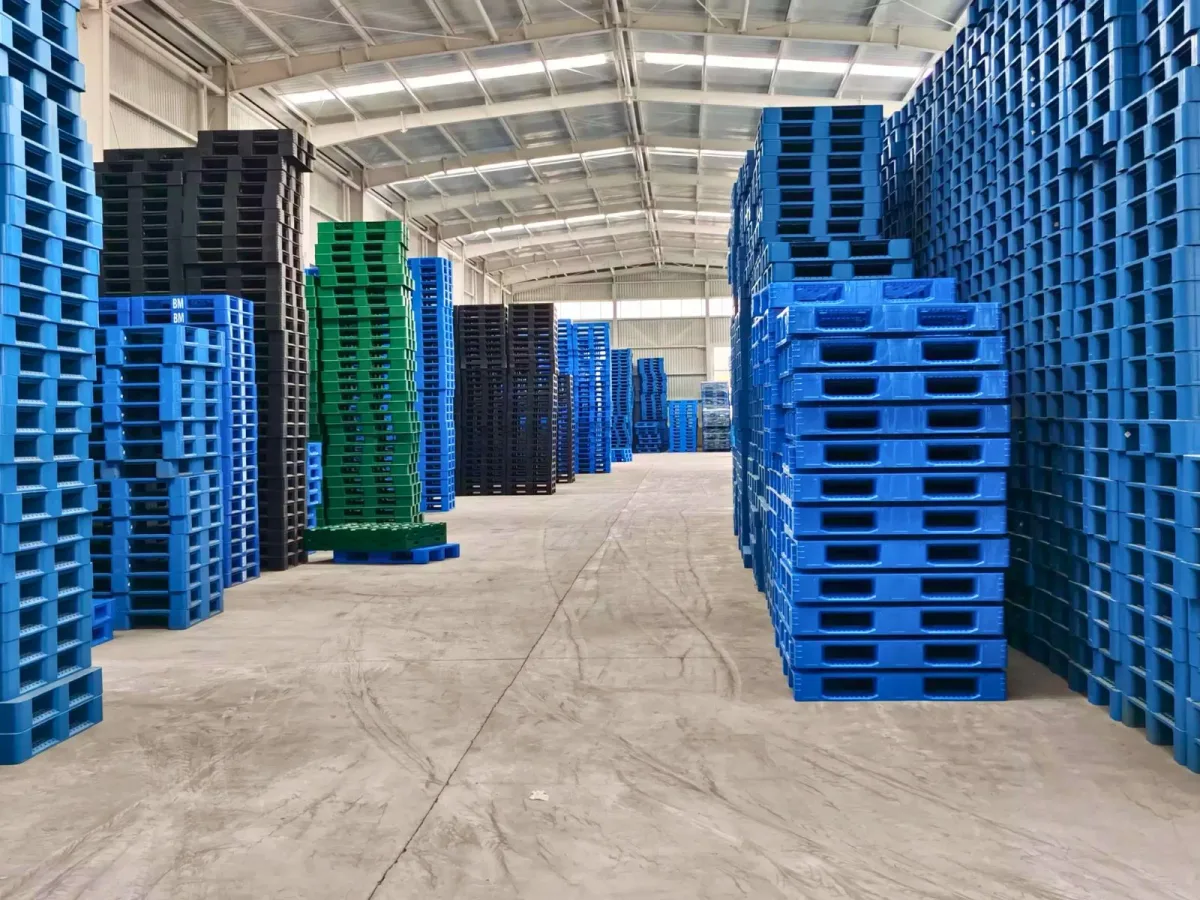 Pallet nhựa tại kho hàng Mai Trâm Plastic, đáp ứng tốt mọi nhu cầu của bạn