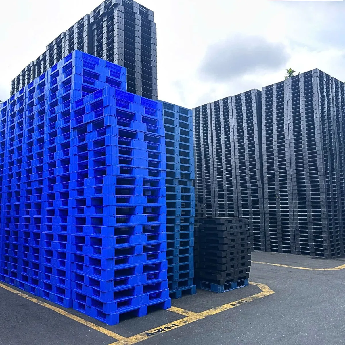 Pallet Nhựa Cũ 1200x1000x150mm HDPE 3000kg Màu Đen