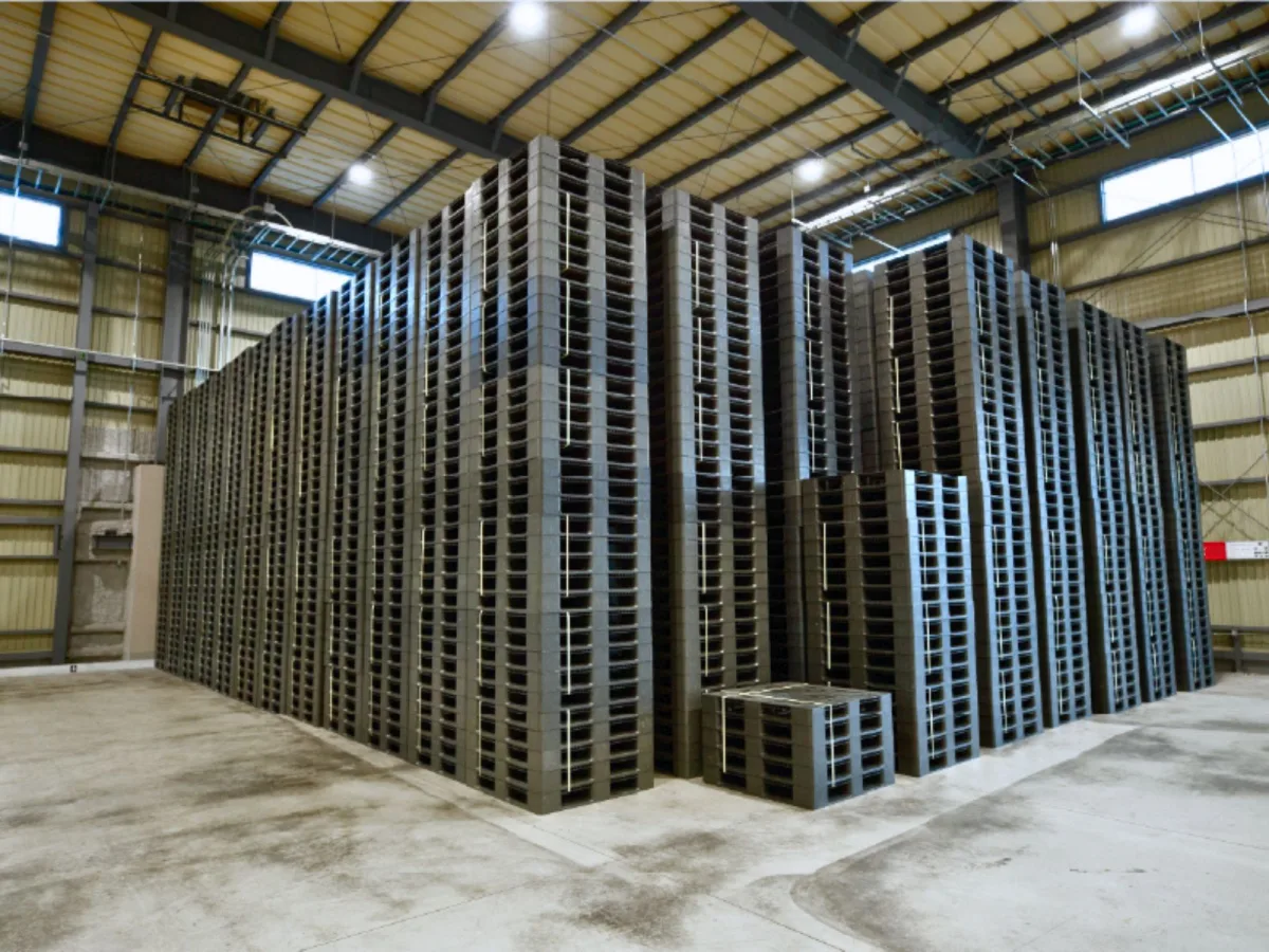 Kho hàng pallet nhựa sẵn sàng tại Mai Trâm Plastic