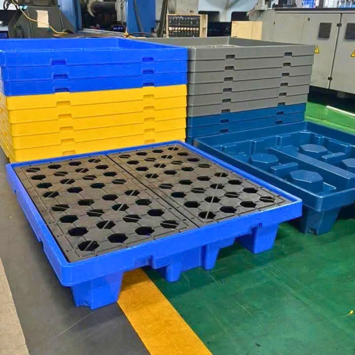 Pallet nhựa chống tràn dầu 1300x1300x300mm xanh loại 1