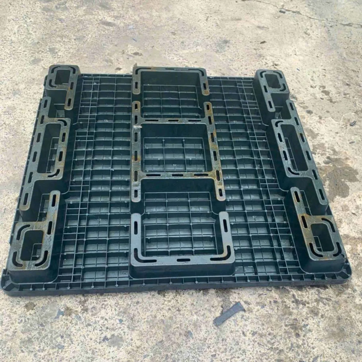 Pallet Nhựa Cũ 1050x1050x140mm HDPE Tái Sinh 2000kg