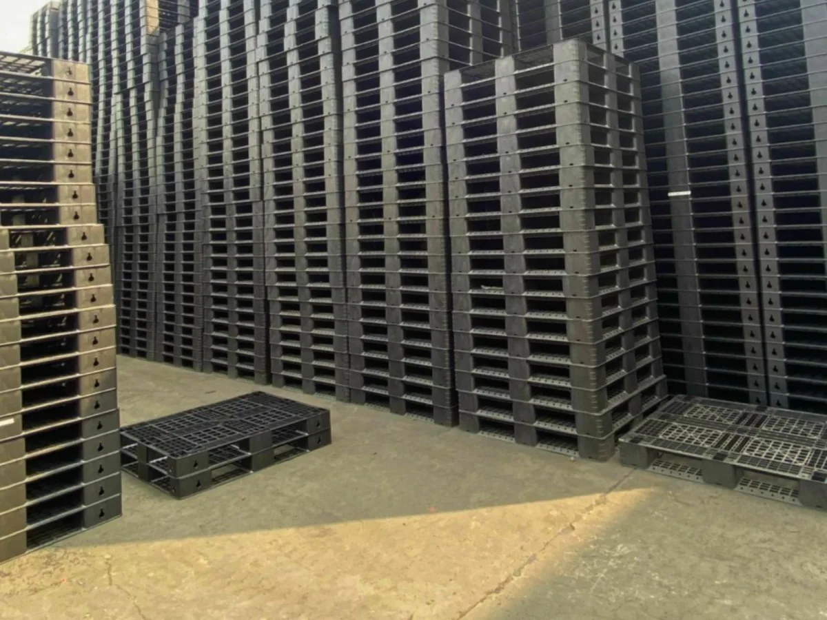 Kho hàng Pallet Nhựa Cũ 1050x1050x140mm HDPE Tái Sinh 2000kg – Hàng 85%