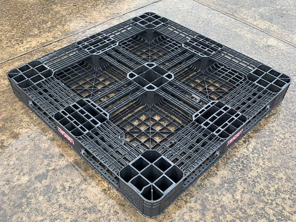 Mặt sau Pallet Nhựa Cũ 1100x1100x120mm 1600kg