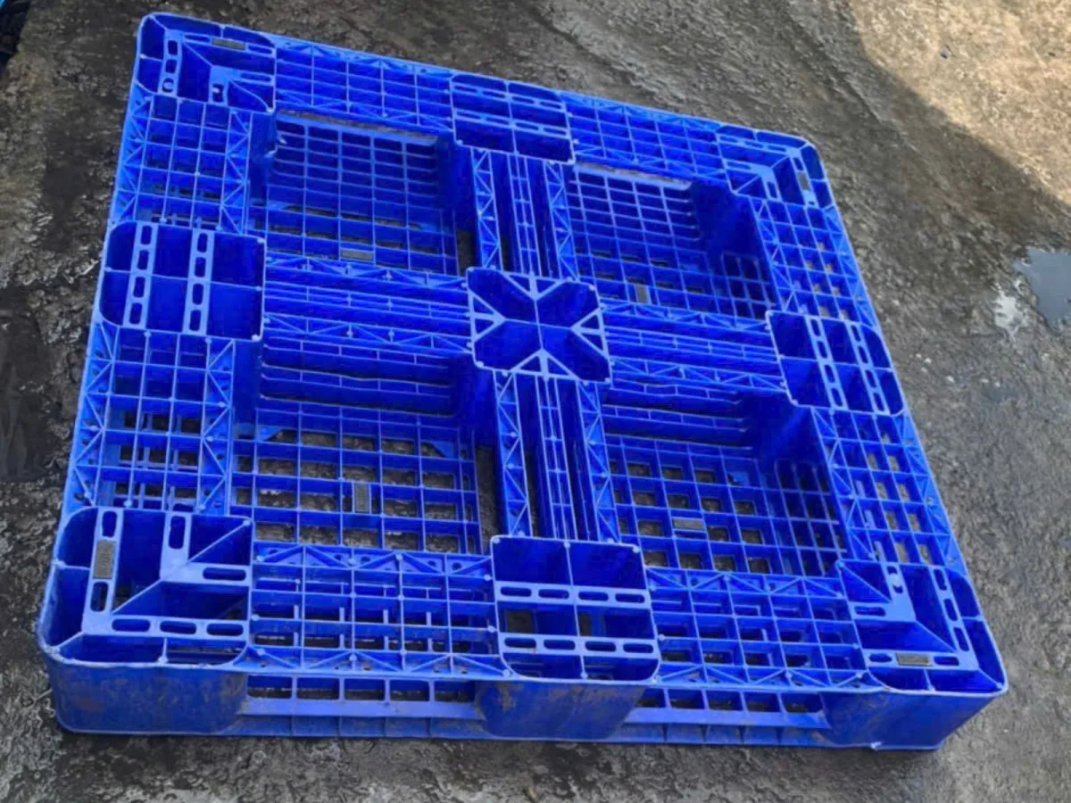 Mặt sau Pallet Nhựa Cũ 1100x1100x150mm xanh