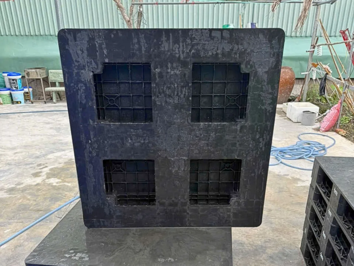 Mặt sau Pallet Nhựa Cũ 1100x1100x150mm 3500kg