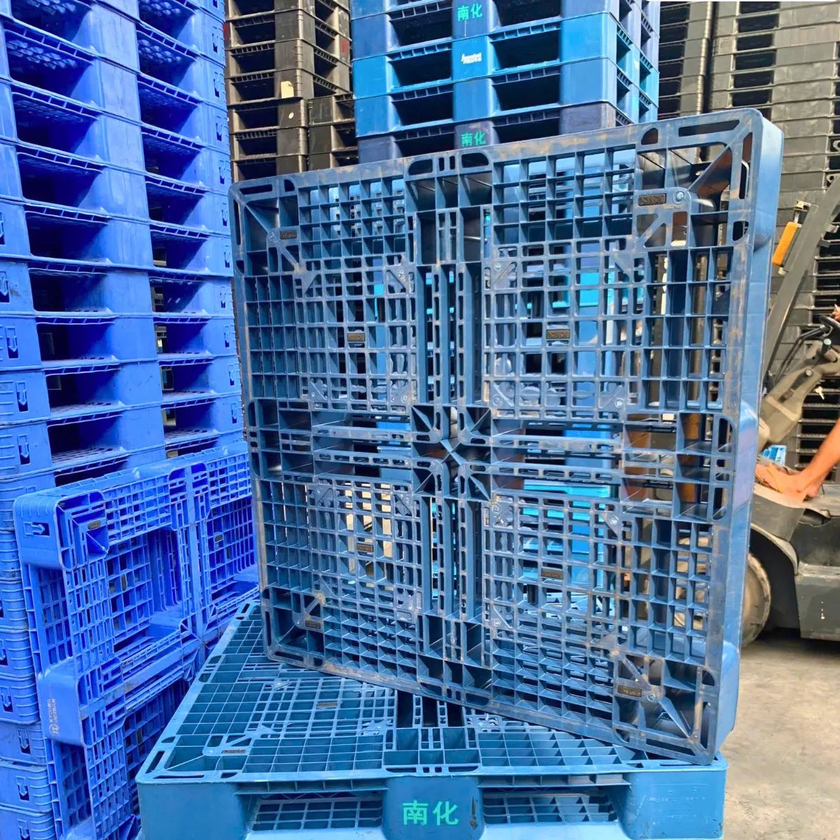 Pallet Nhựa Cũ 1100x1100x150mm Mặt Lưới – HDPE Tái Sinh, Tải 2000kg, Giá Tốt - Ảnh 2
