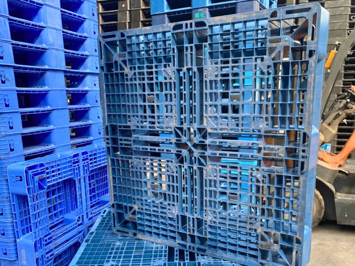 Mặt sau Pallet Nhựa Cũ 1100x1100x150mm xanh