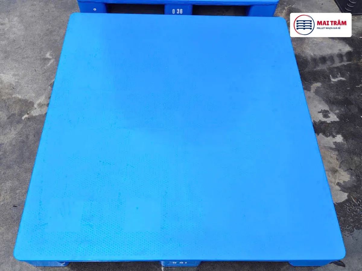 Pallet Nhựa Cũ 1100x1200x150mm HDPE 4000kg – Mới 95%, Chịu Tải Cao