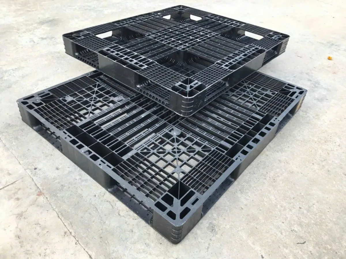 Mặt trước và sau Pallet Nhựa Cũ 1100x1300x130mm 2500kg