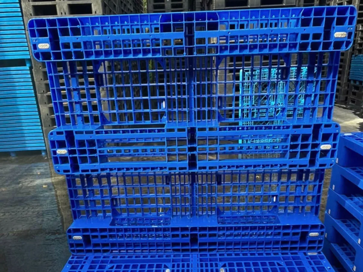 Mặt sau Pallet Nhựa Cũ 1200x1000x150mm 5000kg xanh Duy Tân