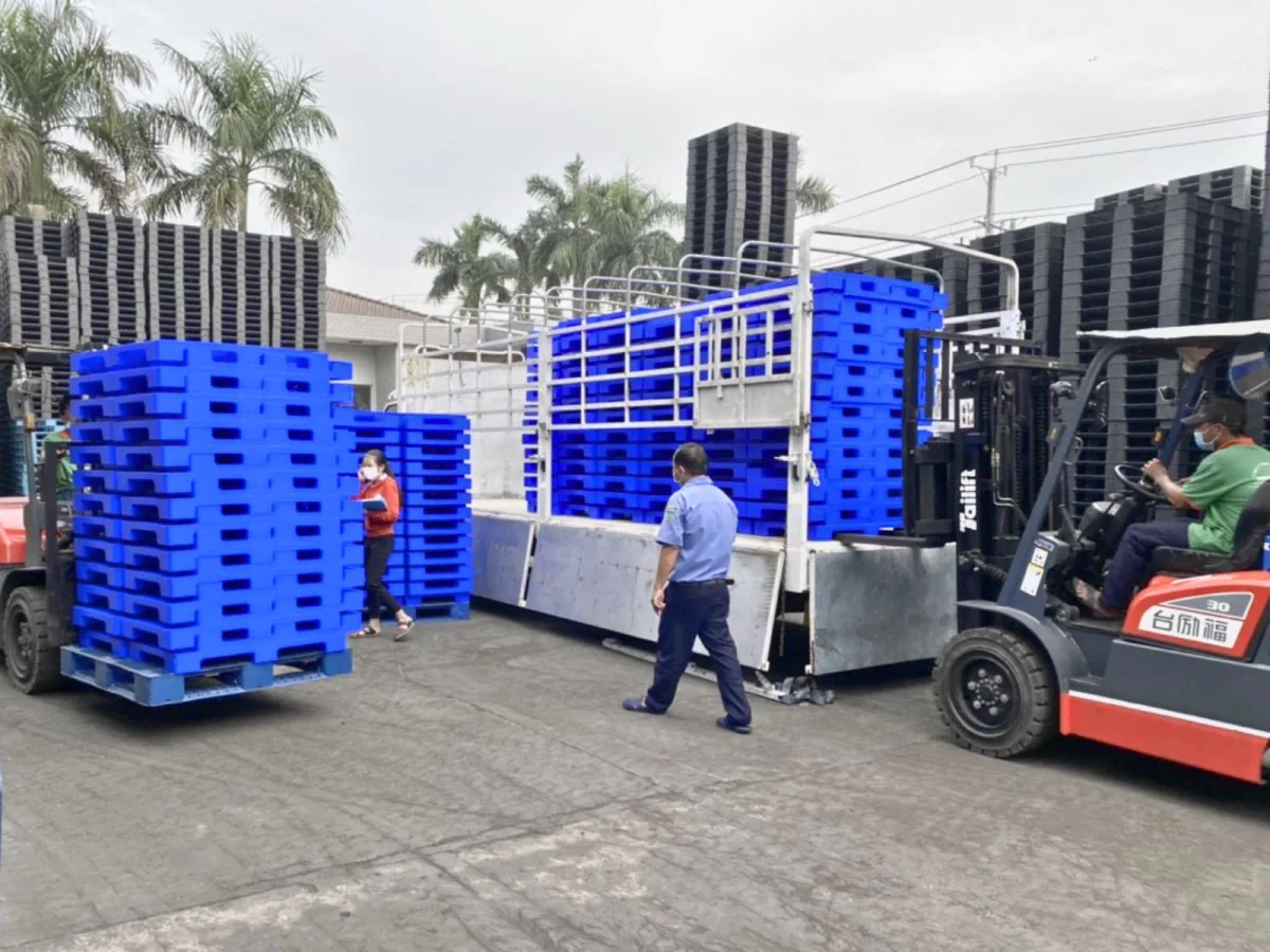 Kho hàng Pallet nhựa cũ 1200x1200x150mm chất lượng đồng đều tại Mai Trâm Plastic