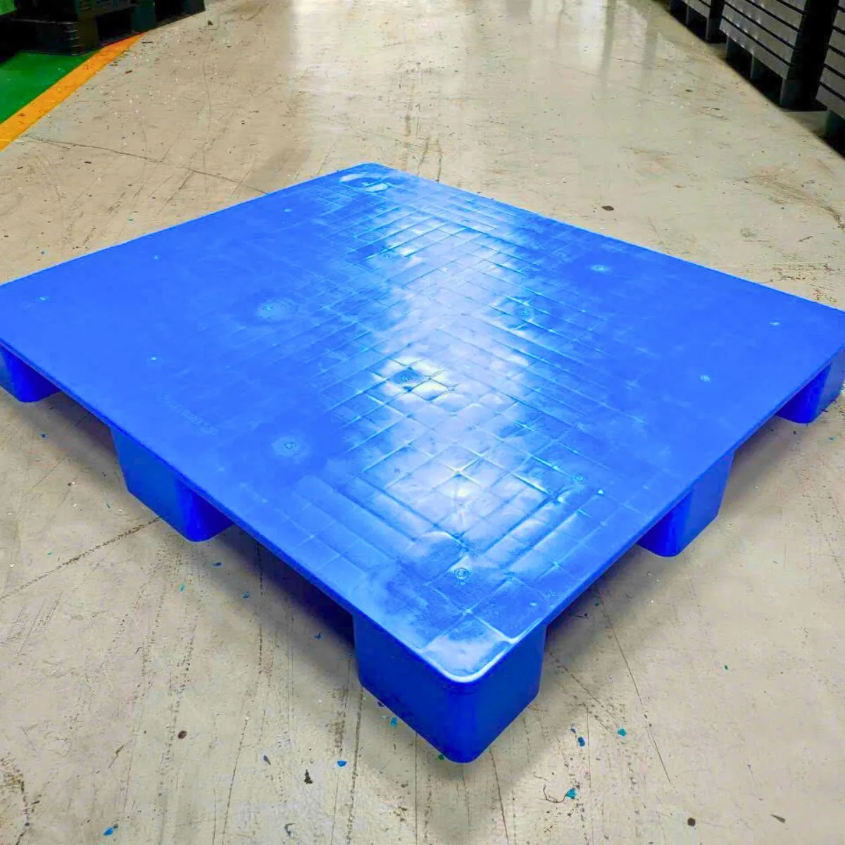 Pallet nhựa mặt kín 1200x1000x140mm HDPE đen và xanh