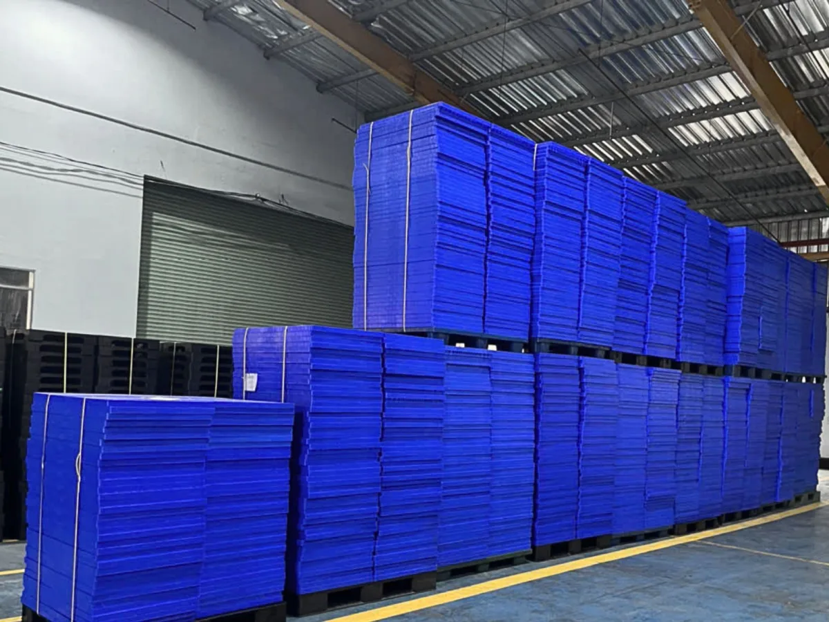 Kho hàng Pallet Nhựa Mặt Kín 600x1000x35mm 4000kg
