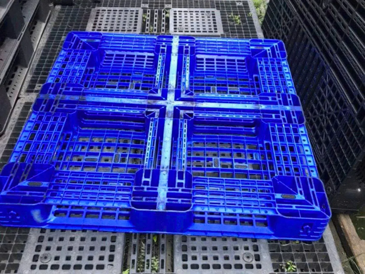 Mặt Sau Pallet Nhựa Mặt Lưới 1050x1050x120mm Xanh