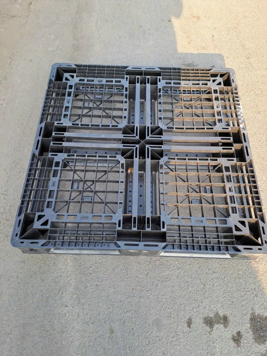 Mặt dưới pallet nhựa cũ 1100x1100x120mm với khung xương chữ thập chịu lực