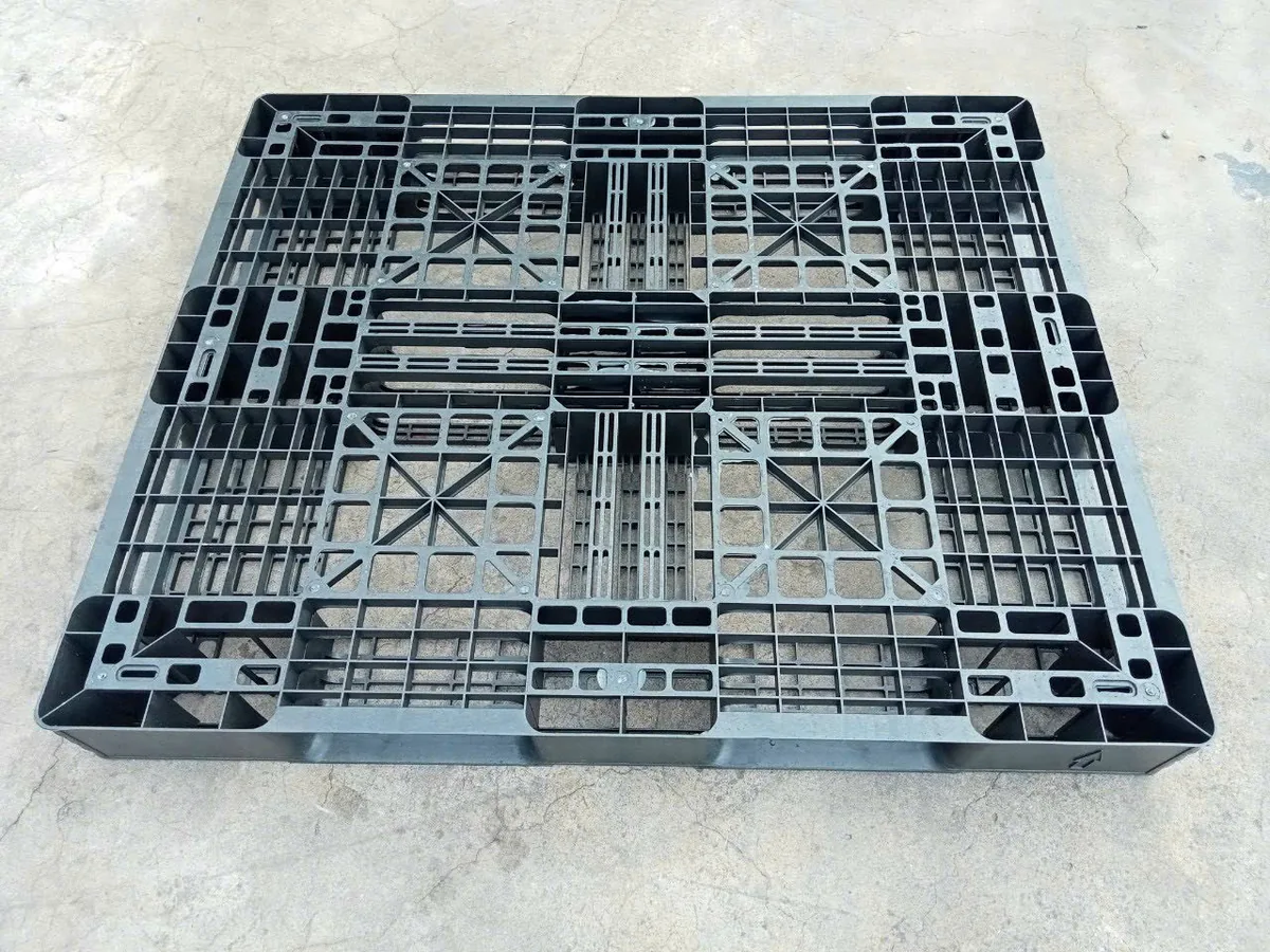 Pallet nhựa cũ 1200x1000x120mm mặt lưới, nhìn từ trên xuống, khung xương chữ thập