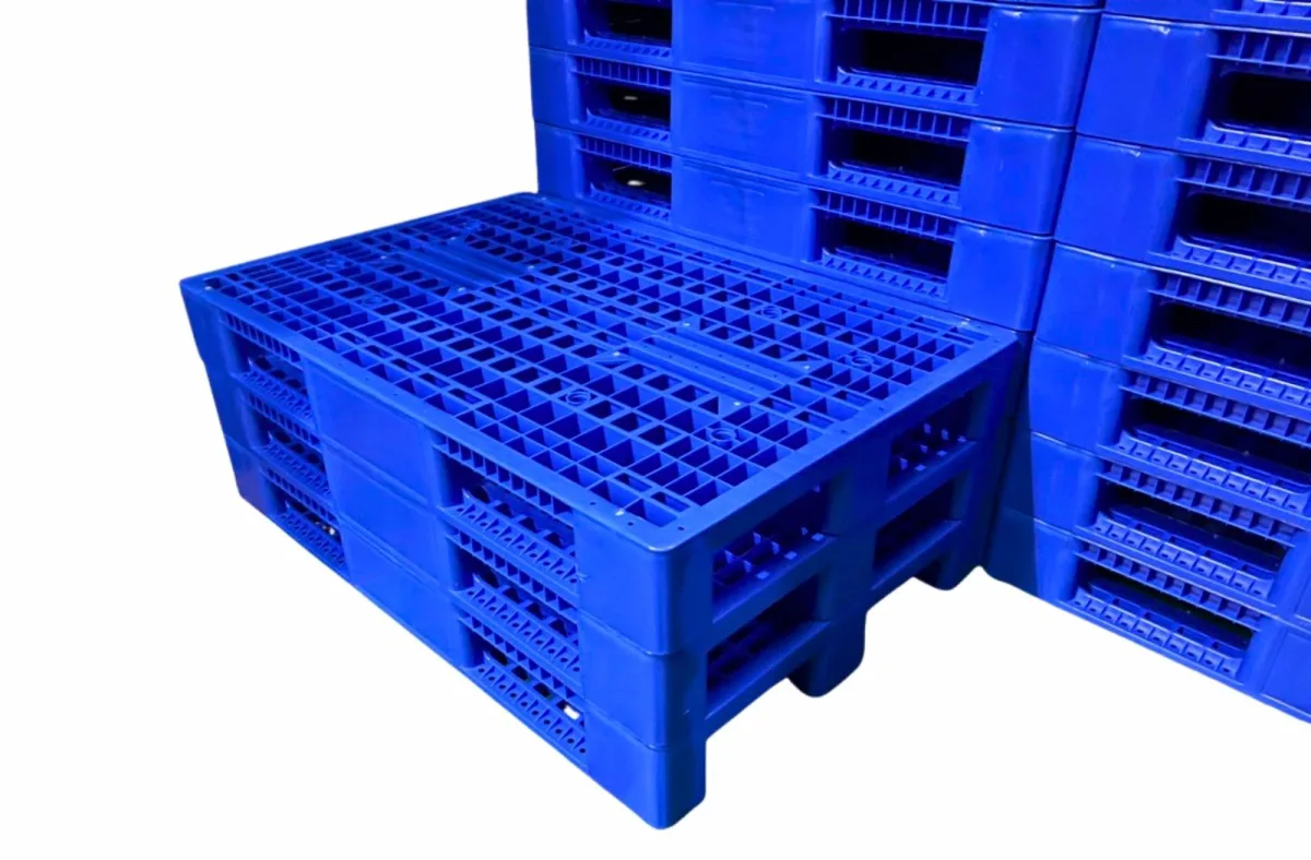 Pallet xanh là dòng pallet được nhiều doanh nghiệp lựa chọn nhờ ngoại hình đẹp, độ bền cao
