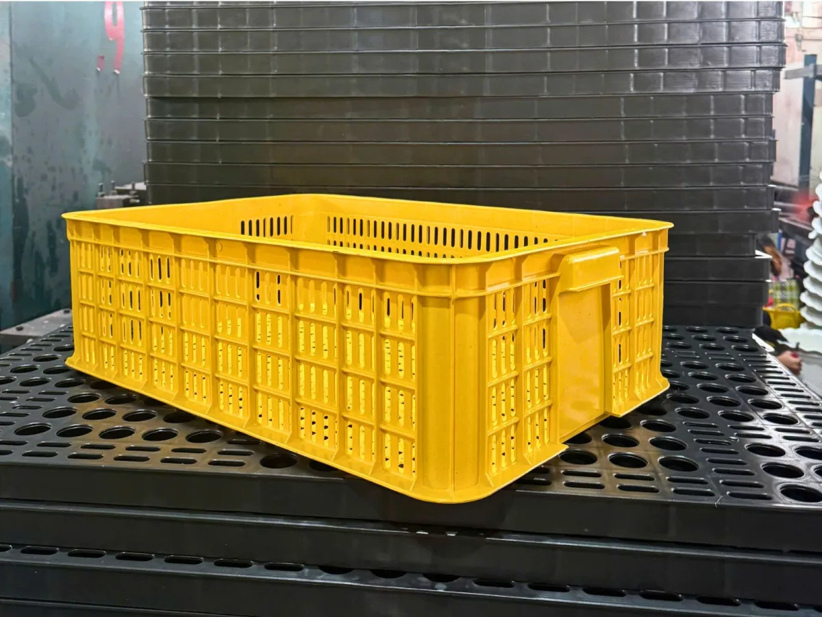 Sóng nhựa hở 610x420x150mm HDPE màu vàng