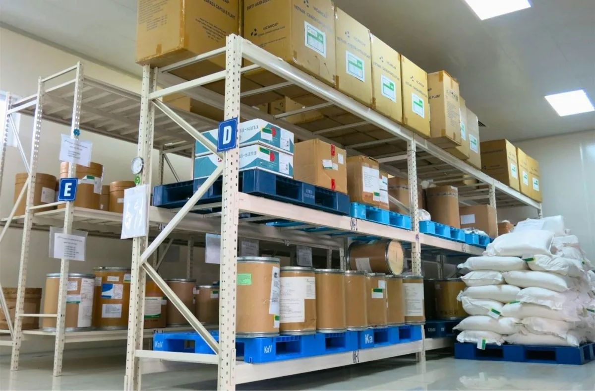 Pallet nhựa liền khối được sử dụng trong kho hàng hóa