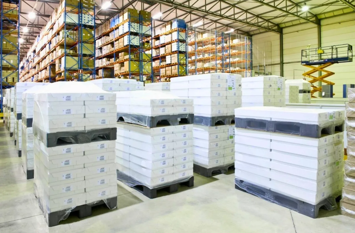 Pallet nhựa mặt phẳng được sử dụng trong kho thiết bị điện tử