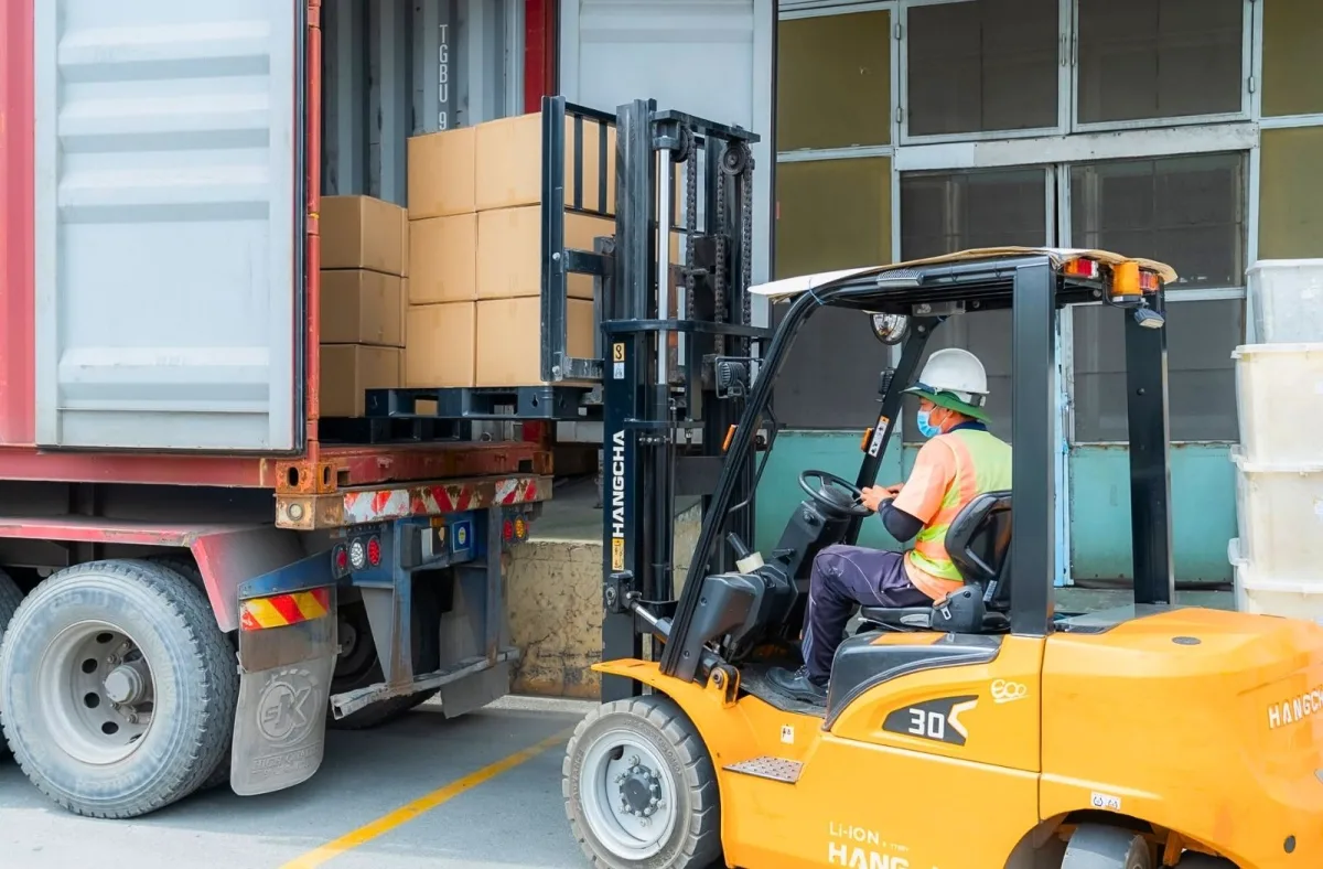 Pallet nhựa tái chế được kê xếp hàng hoá và container