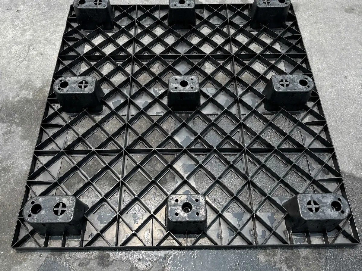 Pallet nhựa cũ mặt lưới chân cốc nhìn từ trên xuống, hàng thu mua lại được