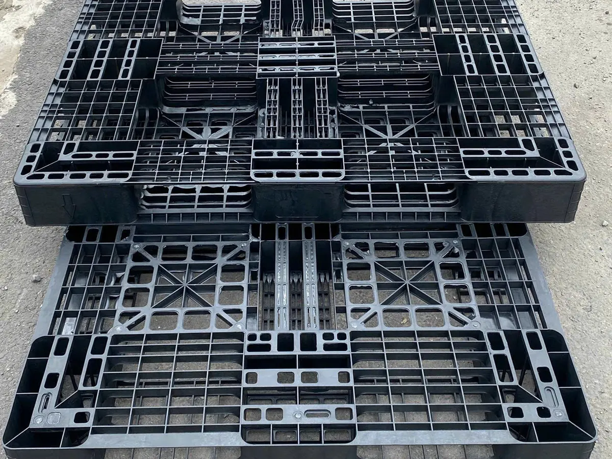 Hai cây pallet nhựa cũ 1200x1000x120mm xếp chồng tại kho Mai Trâm
