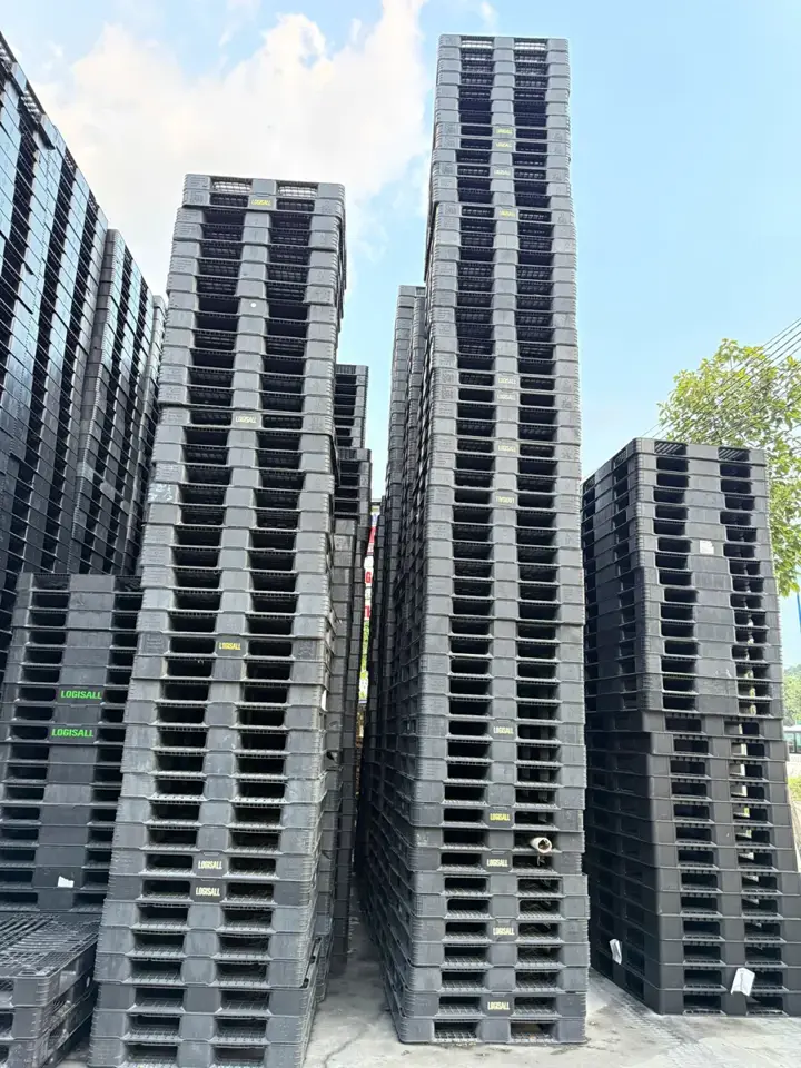 Chồng pallet nhựa đen cao tại kho Mai Trâm