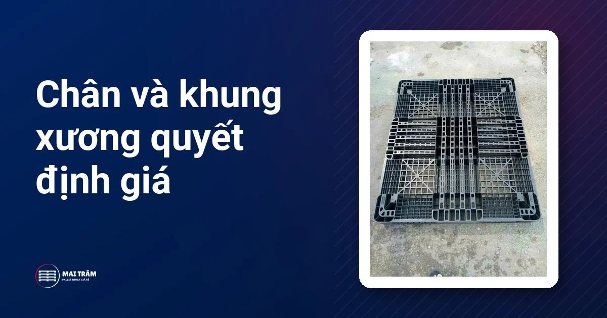 Mặt dưới pallet nhựa cũ màu đen chụp từ trên xuống, thấy rõ chân và khung xương chịu lực