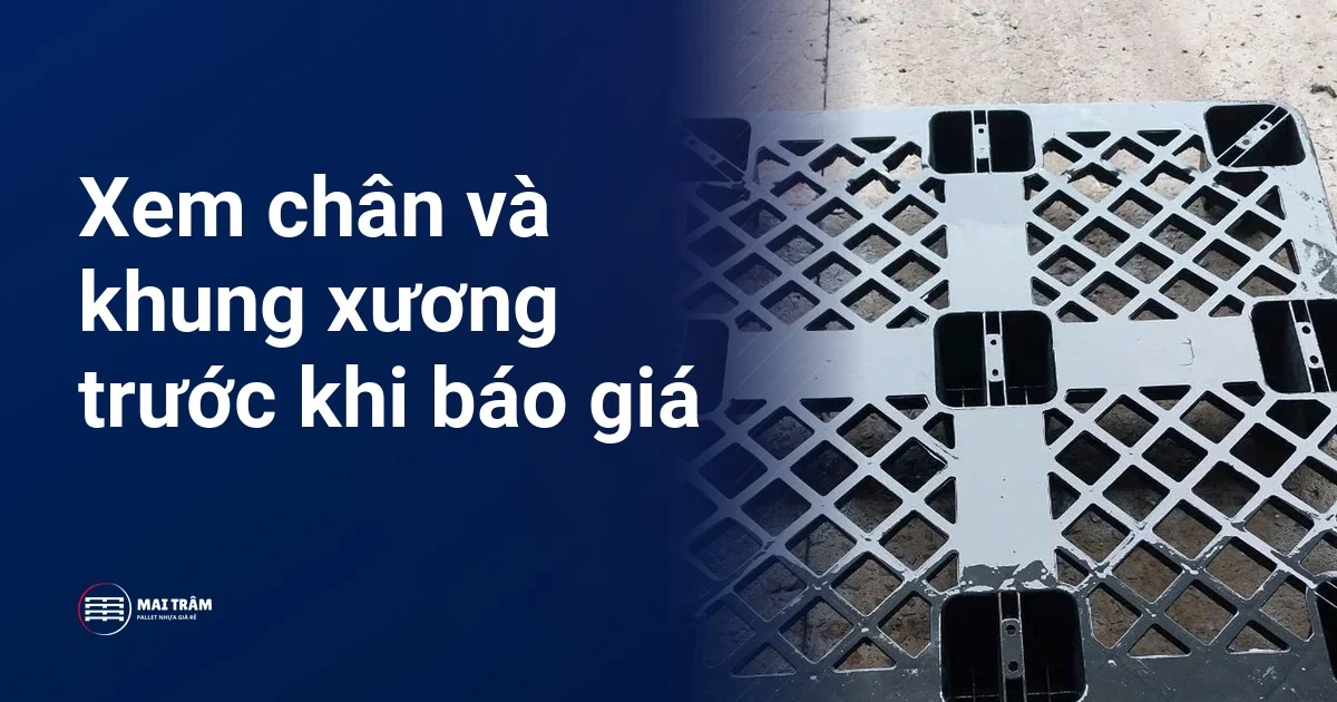Mặt dưới pallet nhựa cũ chân rời, thấy khung xương, minh hoạ bước kiểm tra trước khi báo giá