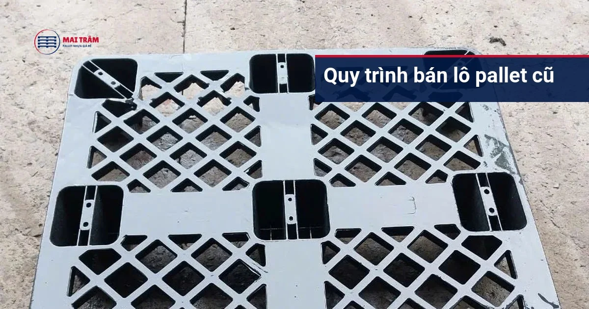 Mặt dưới pallet nhựa cũ chân rời, minh hoạ bước kiểm đếm tình trạng khi nhận hoặc trả