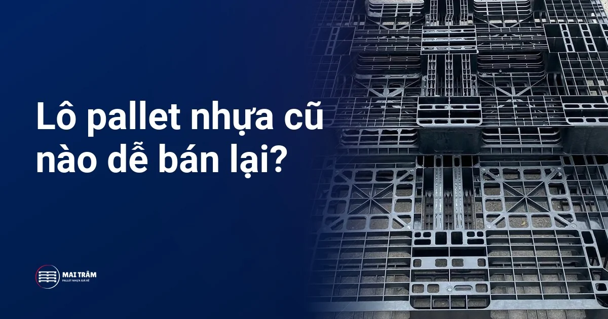 Hai pallet nhựa cũ màu đen xếp chồng, thấy mặt lưới và khung chân, kèm câu hỏi lô nào dễ bán lại