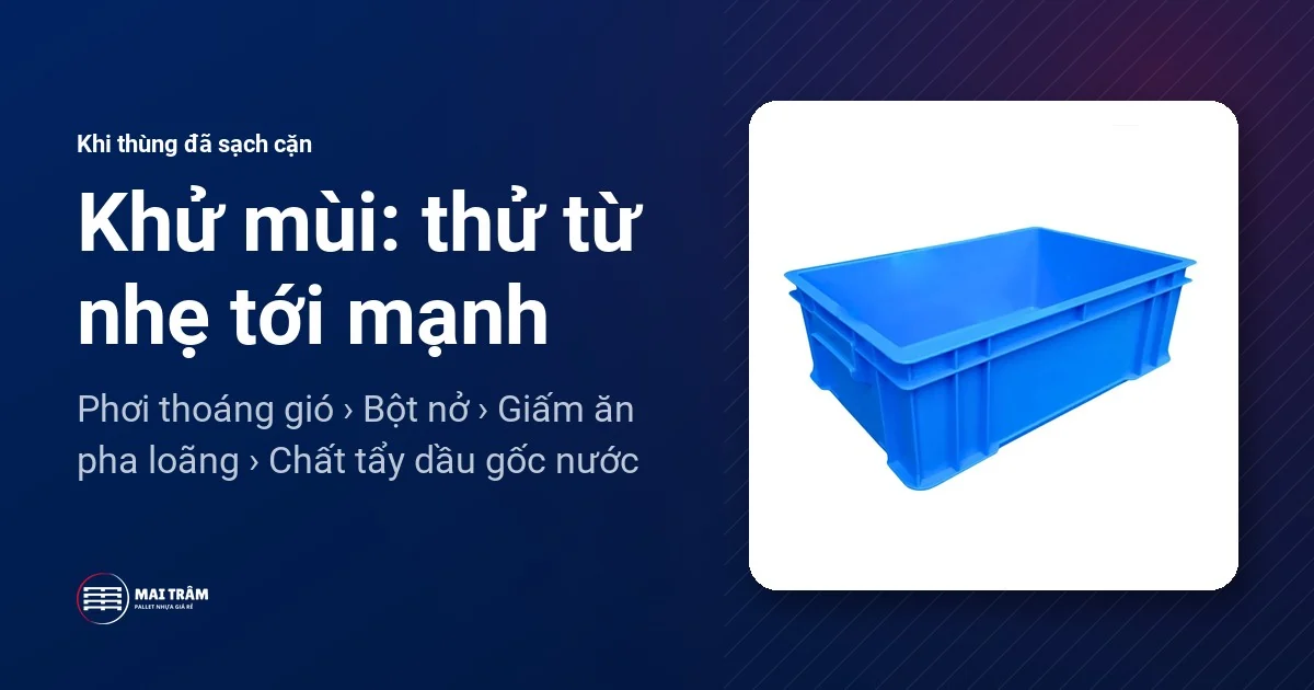 Lòng thùng nhựa đặc màu xanh dương trống và sạch, kèm thứ tự khử mùi từ nhẹ tới mạnh: phơi thoáng gió, bột nở, giấm ăn, chất tẩy dầu