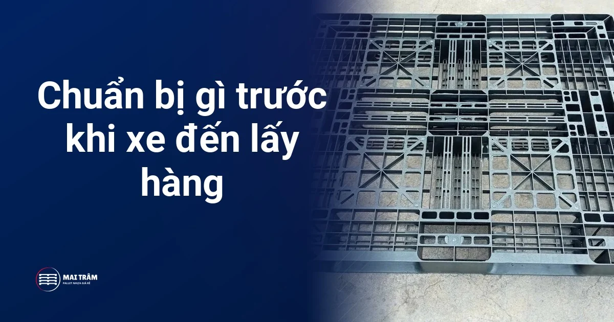 Mặt dưới pallet nhựa cũ khung xương chữ thập đặt trên nền kho, kèm tiêu đề chuẩn bị trước khi xe đến lấy hàng